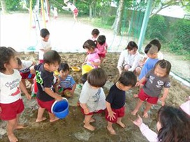 裸足で砂場の川をぺたぺた・・・・冷たくて気持ちいいねえ