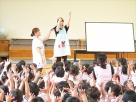 田村先生（保育園さくらんぼ組担任）に「ごんべさんの赤ちゃん」の替え歌の「七夕の歌」を教えてもらいました。