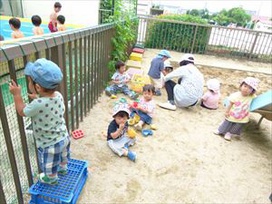 「お兄ちゃん、お姉ちゃんたち
何しているのかなあ・・・」保育園のハグスで遊んでいたこうめ組さんも興味津々。