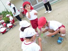 湿った地面だったので、地面にしゃぼん玉を吹き付けて「ぶどうができたよぉ～」子どもたちの発想の豊かさに脱帽です。