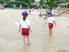 裸足で水たまりに浸るのも、この季節ならでは!