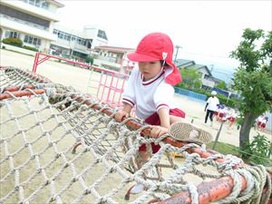 右足君と左足君、右手と左手をバランスよく駆使して、ネットのアスレチックに黙々と挑戦。