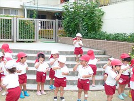 「わぁ～ちっちゃな　しゃぼん玉がいっぱいでてきたよぉ～」勢いよく吹くと、小さいしゃぼん玉が続けて出てくることを体感しました。