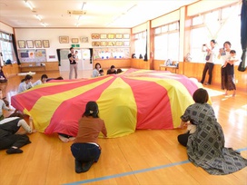 かーくれんぼ、かくれんぼ。ママが見えなくてもへっちゃらだよ～