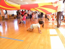 バルーンのトンネルにわくわく‼