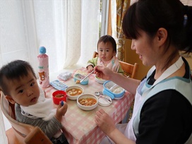 かわいらしい　あんぱんまんお弁当♥スプーンであ～ん　もぐもぐ　おいしいね。