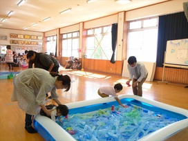 海のプールは、海の仲間がいっぱい。ゆっくり選んでね～