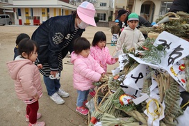 うめ組さんも、お家から持ってきた正月飾りをちょん！（保育園　５年保育）