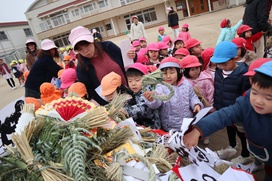 ばら・たんぽぽ組さんも正月飾りを高く高く積み上げて・・・（幼稚園　年少）