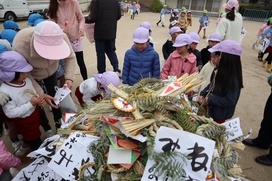 「名前も書いたんだよ」春から年長組に進級するふじ組さん。（幼稚園　年中）