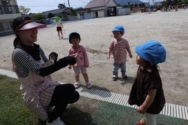 たんぽぽの綿毛を「ふう～ってしてみる？」（うめ組　保育園　５年保育）