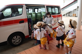 気温に合わせた、一足早い「衣替え」。麦わら帽子と半袖セーラ服もよく似合っていますね！