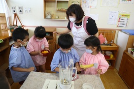 「（おもちゃの冷蔵庫から）みかんとパイナップルをだしてくださ～い」