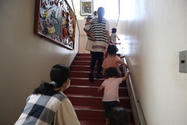 もも・つくし組（保育園４年保育）は、内階段を上り、２階のまつ・すみれ組にそれぞれ避難します。