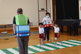 道路の真ん中からは車が止まっていることを確認して「左よし」と進みます。