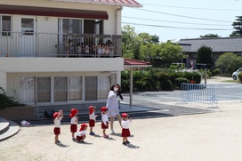 ４・５年保育のお友だちも、楽しい体操に見とれて、自然に身体が・・・