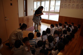 幼稚園は、１階から２階へと垂直避難します。