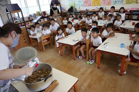 まつ組さんが水遊びをしている間に、給食室で煮込んでもらい、最後にカレー粉を入れると・・・「あ～カレーの匂いだあ！」「おいしそうな匂い！」