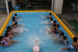 バタ足の水しぶきも年中さんともなると勇ましい！