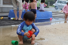 じっくり集中して、水たまりで水をすっくって・