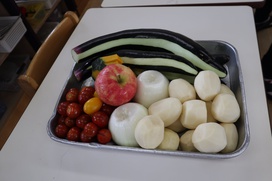 観察園で収穫した野菜にかぼちゃ・りんご・玉ねぎ、そして大豆の水煮も仲間入り！