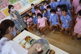 さあ、いよいよお鍋をガスコンロにかけて・・・油を敷いて・・・お肉投入！「あ～ステーキのにおいがする～」