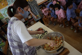 「野菜はどんな順番に炒めると思う？最初に入れる野菜は何でしょう？」