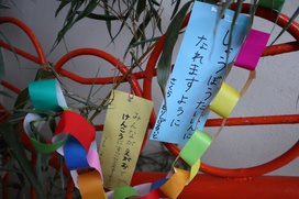 年少～年長組さんが縦割りグループで作った七夕飾り。すみれ組には「輪飾り」グループが集まりました。