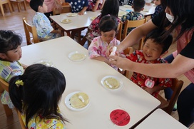 先生と一緒に、ぎゅっとクリームを飾って・・・