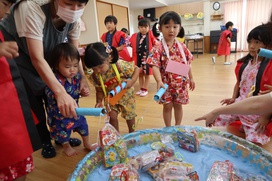 先生と一緒に「釣れた　釣れた！」