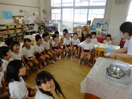 翌日の給食では、じゃがいものかわりに「自然薯の中華スープ」に変更！すりおろしの実演の後は、おやつも「自然薯のキッシュ」に変更！