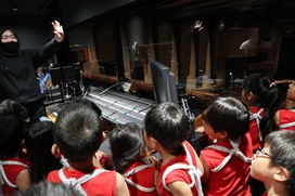 牟礼幼稚園の卒園生でもある市川さんに、照明（背景）の色の作り方も説明していただきました。音楽発表会の音響をお願いしている『山陽特機』さんが公会堂の音響・照明等を担当されています。