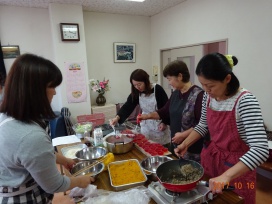 10月お料理教室「かぼちゃコロッケ」「しその葉ゼリー」も手際よく分担！