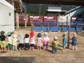 富海駅でコンテナを見送るれんげ組さん