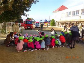 幼稚園玄関から出火ということで、幼稚園の子どもたちは、うさぎ小屋前に避難しました。