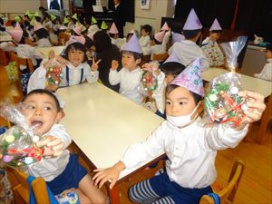 「クリスマスリースとチョコが入ってたよ！」