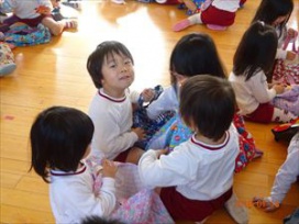 「れんげ組の弟のも選んだよ。」「お母さんが好きなお菓子にしたよ。」うーん❤なんて優しい子どもたち。（5・6年保育のれんげ組はお部屋でお菓子を分けました。）、