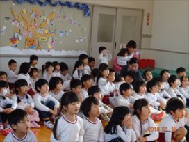 ４年保育以上の幼保のお友だちが一堂に会し、『お菓子くじ』の説明を聞きました。瞳が爛々と輝いてきました。