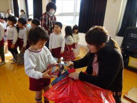 赤いくじは、赤い袋から選びます。赤が一番大きいお菓子で、１等賞のはずだったのですが・・・