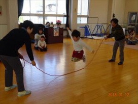 今度は、♪ぐるっと♪のところから、縄がまわります。「わあー！初めて跳べたあ！」加藤先生の魔法の言葉とタイミングで、なんと初めて跳べた記念日の子ども続出！