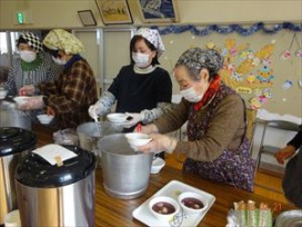 お待ちかねの『会食』です。津保美会の方々が配膳してくださいました。