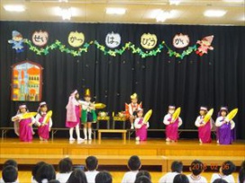 女の子が最後にみんなで出てきて踊る「剣の舞」は、子どもたちが大好きな場面です。踊りの振り付けも子どもたちと一緒に考えました。（幼稚園年長　ゆり組）