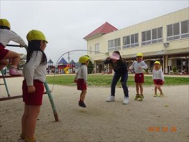 黄色い帽子をかぶると、気分はもう最高学年すずらん組さん。長縄を跳ぶ姿もたくましい！