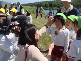 「鮎の放流は、どうでしたか？」「楽しかったです！」（幼稚園年長　ゆり組）