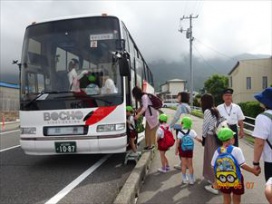 すずらん組さんは１号車、ゆり組さん２号車で出発!親子隣同士で仲良く座りました