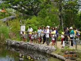 「外国のサルは、水が苦手なので柵がなくても大丈夫です。」ガイドさんの説明を聞きながら見学しました。