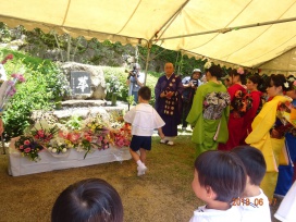 供養塔での花供養。「花供養あじさい会」の皆様、ご協力いただきました保護者の皆様、そして花供養に参列した園児のみなさん、ありがとうございました。