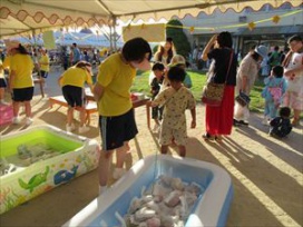 『おかしつりコーナー』どのお菓子を釣ろうかな・・・真剣な表情で集中!