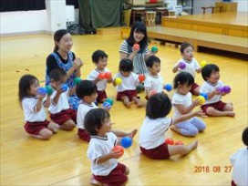 ボールを持って「トントン　お腹!」「トントン　頭!・・・リズムに合わせてトントン♪（保育園4年保育　コスモス組）