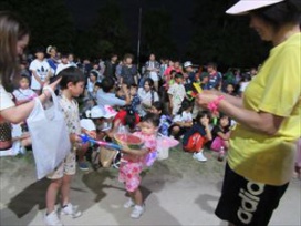 お待ちかねの『抽選会』!名前が読み上げられる前のわくわくどきどき・・・景品の重たいスイカに心も軽く「よいしょ　よいしょ」